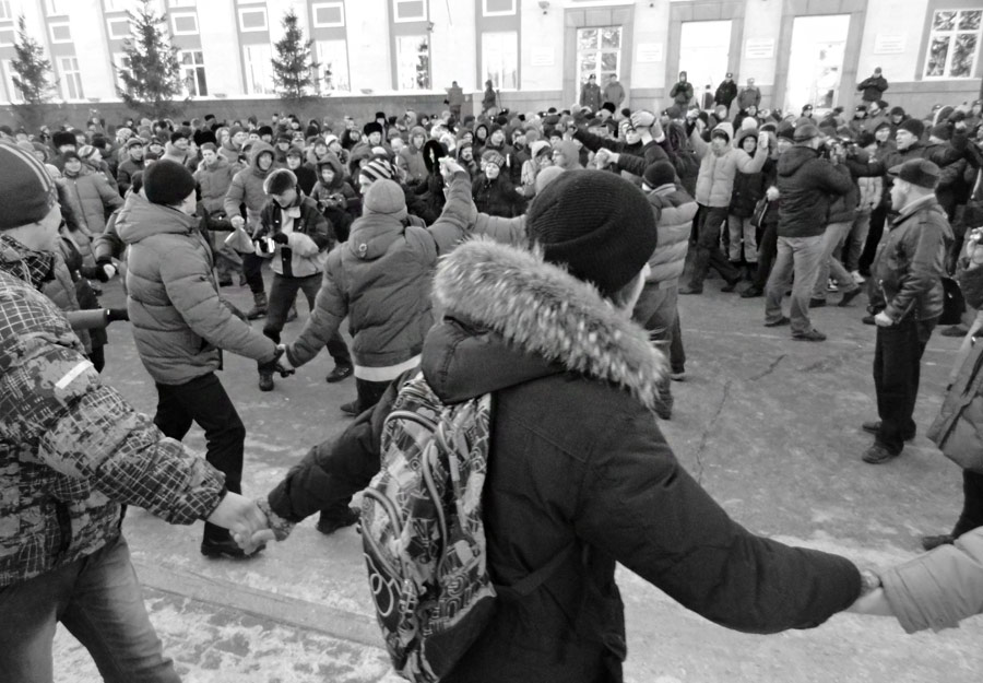Из-за холода на митинге люди стали водить хоровод, скандируя «честным выборам — да!». © wight-cube.livejournal.com