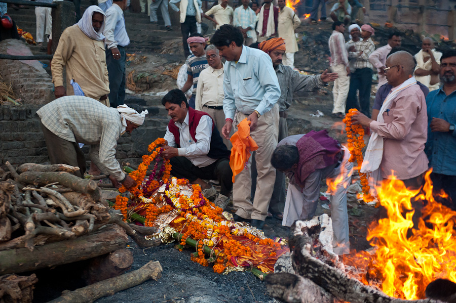 Как в Индии сжигают умерших. Фоторепортаж
