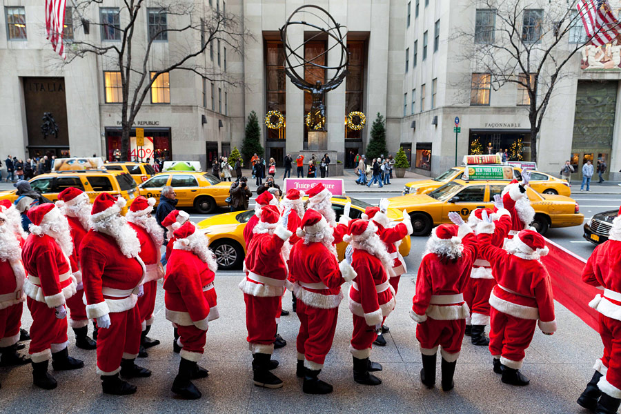 Парад Санта-Клаусов в Нью-Йорке. © John Minchillo/AP Photo