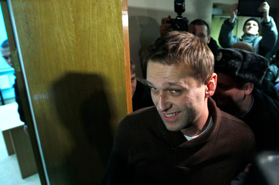 Алексея Навального сопровождают сотрудники суда. © Anton Golubev/Reuters