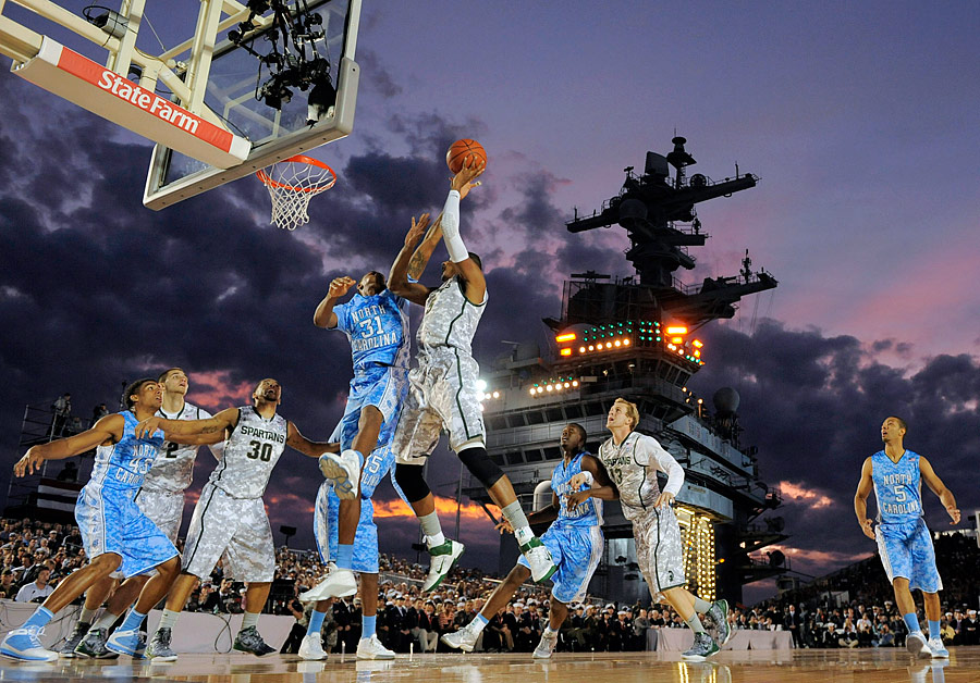 Баскетбольный матч между командами Северной Каролины и Мичигана на борту авианосца Карл Винсон. © Mark J. Terrill/AP Photo
