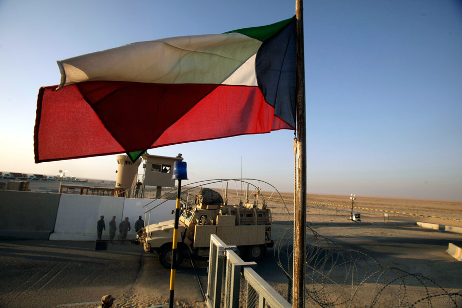 Последняя машина из Ирака въезжает на территорию военной базы в Кувейте. © Maya Alleruzzo/AP Photo