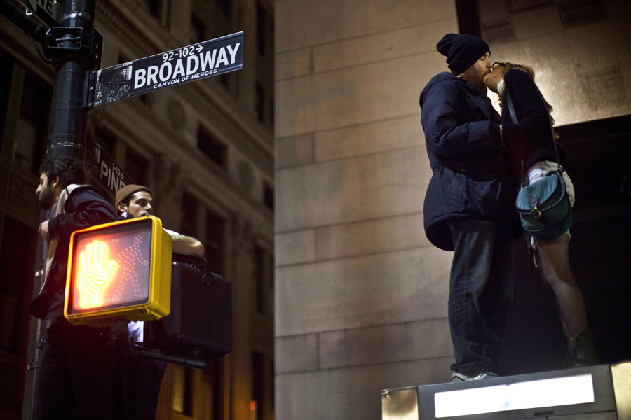 Участники демонстрации Occupy New-York спасаются от полицейского рейда на крыше автобусной остановки. © ANDREW BURTON/Reuters