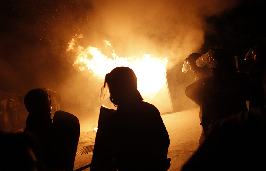 Болгарские полицейские во время ночных беспорядков. © Stoyan Nenov/Reuters