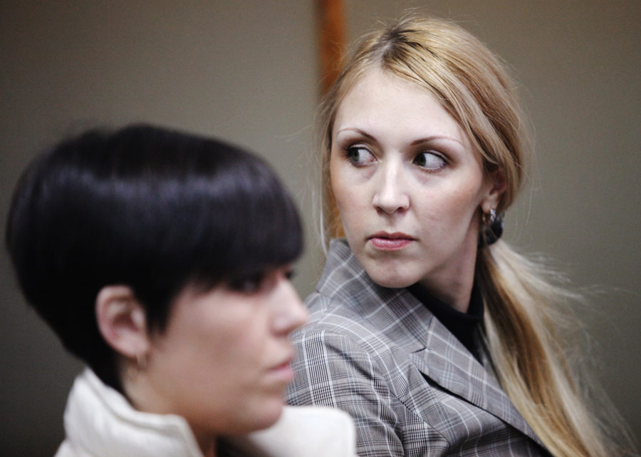 Анна Шавенкова (справа) в зале судебных заседаний до начала оглашения приговора. © Евгений Козырев/РИА Новости