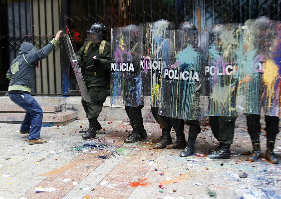 Колумбийские студенты протестуют против платного образования. © Fredy Builes/Reuters