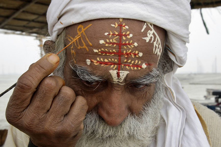 Житель индийского города Аллахабад пишет у себя на лбу новогодние поздравления. © JITENDRA PRAKASH/Reuters