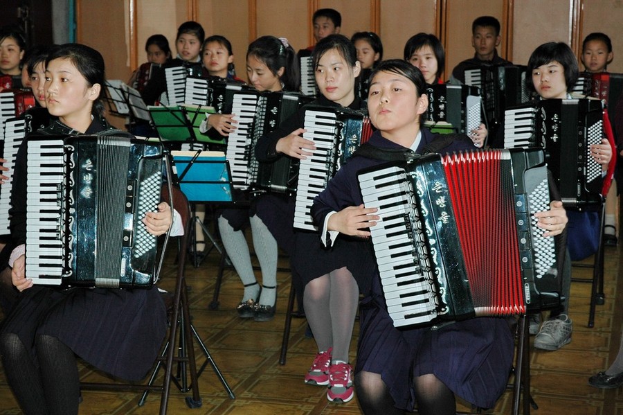 Юные аккордеонистки в дворце пионеров в Пхеньяне