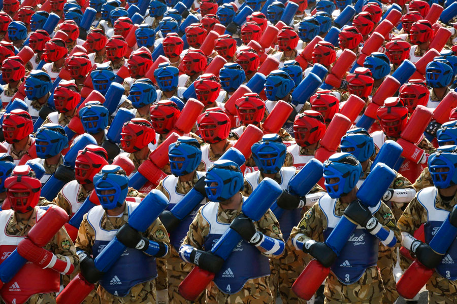 Парадное выступление военных иранской армии. © Stringer/Reuters