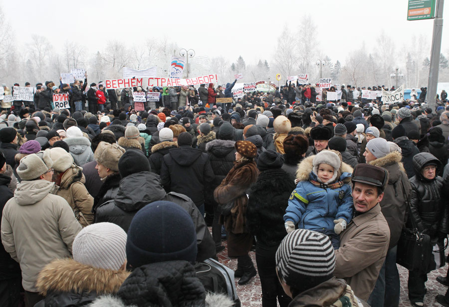 Участники акции протеста против фальсификации выборов на Новособорной площади в Томске. © Яков Андреев/РИА Новости