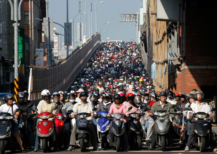 Мотоциклисты в пробке в час пик в Тайбэе, Тайвань. © Nicky Loh/Reuters