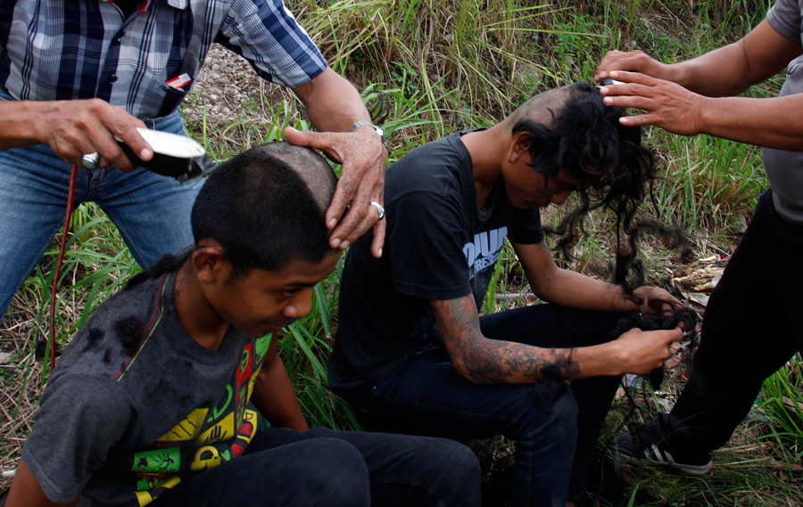Полицейские побрили задержанным панкам головы. © Reuters