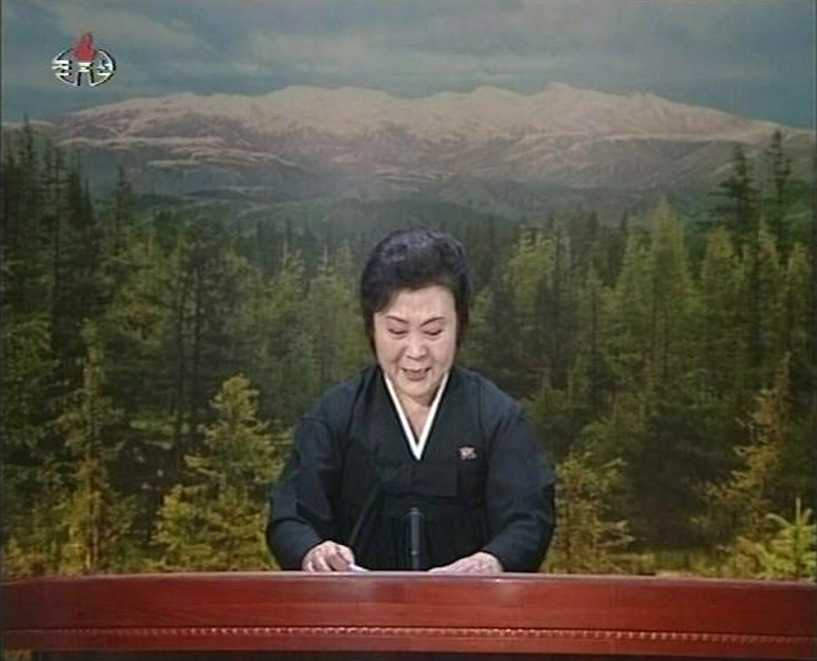 Телеведущая Корейского государственного телевидения со слезами на глазах сообщает о смерти Ким Чен Ира. 19 декабря. © KRT via Reuters TV/Reuters