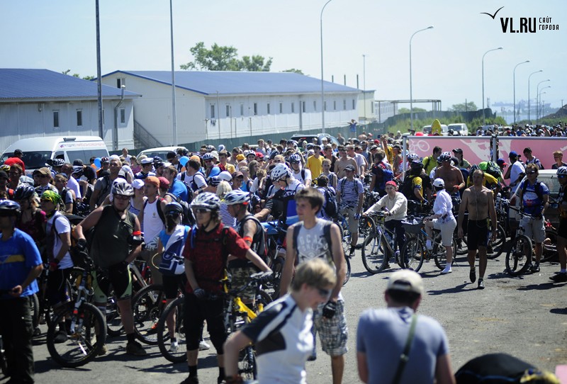 Вместо ожидаемых 200 человек, на старт вышли 1500 велосипедистов Владивостока.