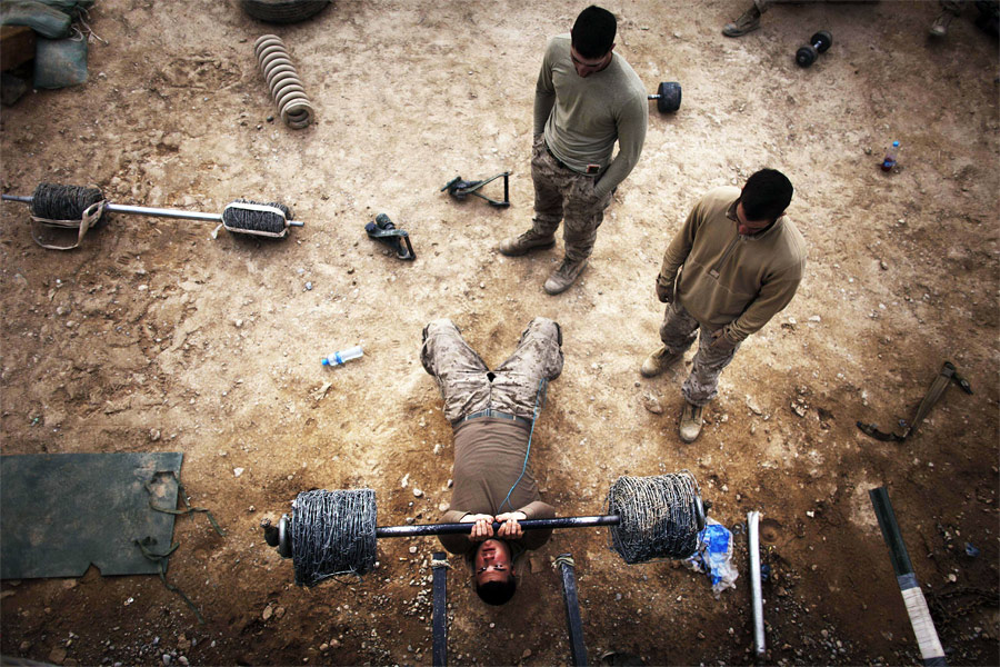 Американские солдаты в импровизированном спортзале  на заставе в провинции Гильменд в Афганистане. © Finbarr O'Reilly/Reuters