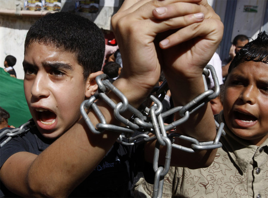 Палестинские дети на демонстрации в лагере беженцев под Наблусом требуют освобождения заключенных. Фото REUTERS/Abed Omar Qusini