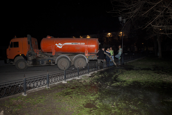Газон около штаба Олега Шеина залили горячей водой © Евгений Фельдман