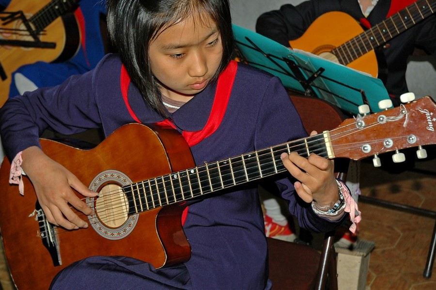 Гитаристка в дворце пионеров в Пхеньяне