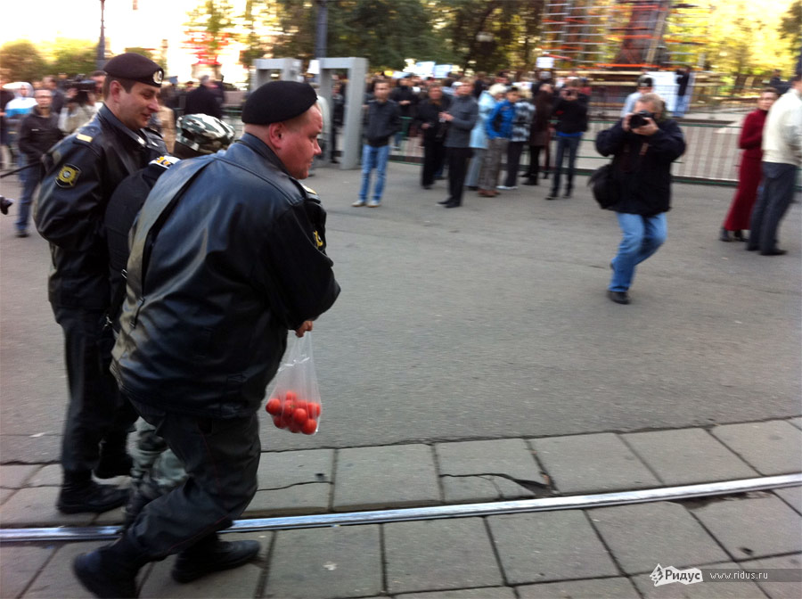 У задержанных националистов изымают тухлые помидоры. © Антон Белицкий/Ridus.ru
