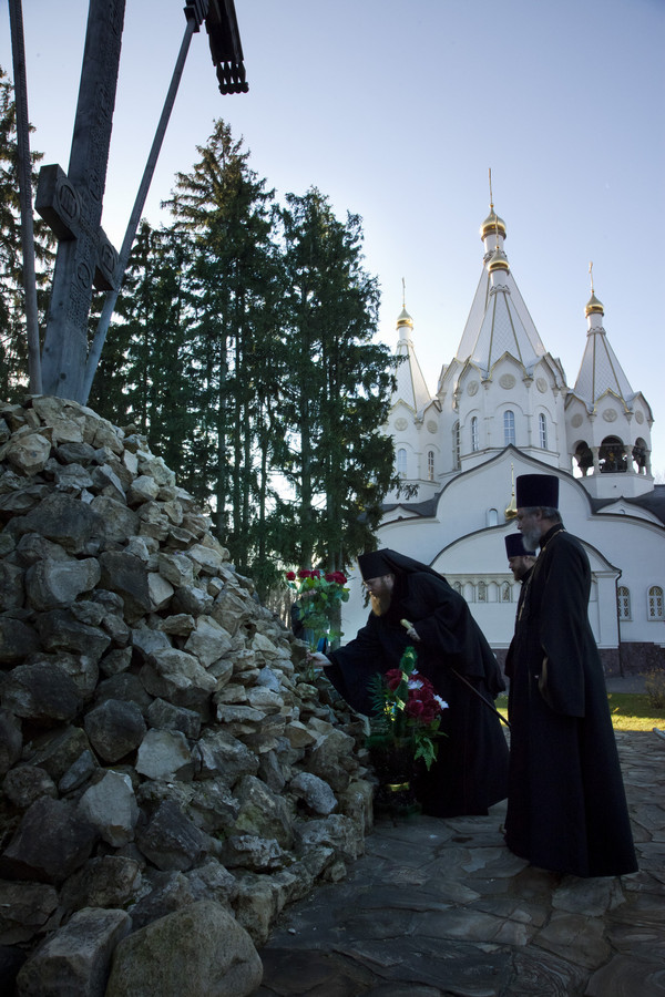 Епископ Савва возлагает цветы к памятному кресту.
