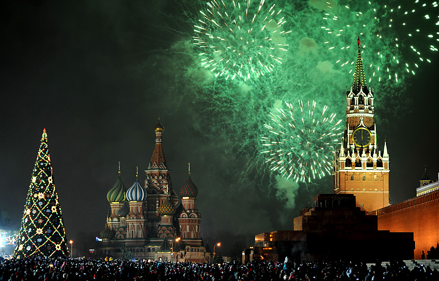 Салют над московским Кремлем. © Владимир Астапкович/РИА Новости