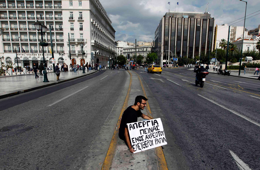 Греческий студент протестует против жестких мер экономии греческого парламента в «борьбе за существование». © Yannis Behrakis/Reuters