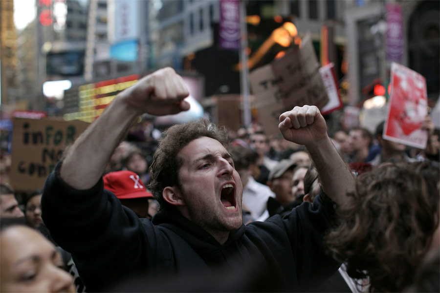 Демонстранты на Таймс-Сквер в Нью-Йорке. © Eduardo Munoz/Reuters