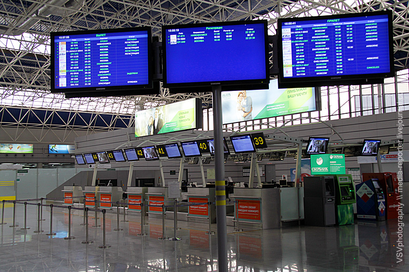 Информационные табло и совсем пустой зал. В 2014 году именно это крыло терминала будет принимать международные рейсы с гостями и спортсменами..