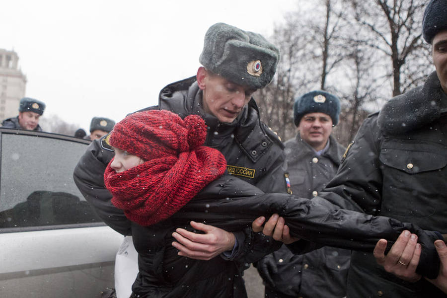 Полиция задерживает участницу митинга на территории МГУ. © Евгений Фельдман/«Новая газета»
