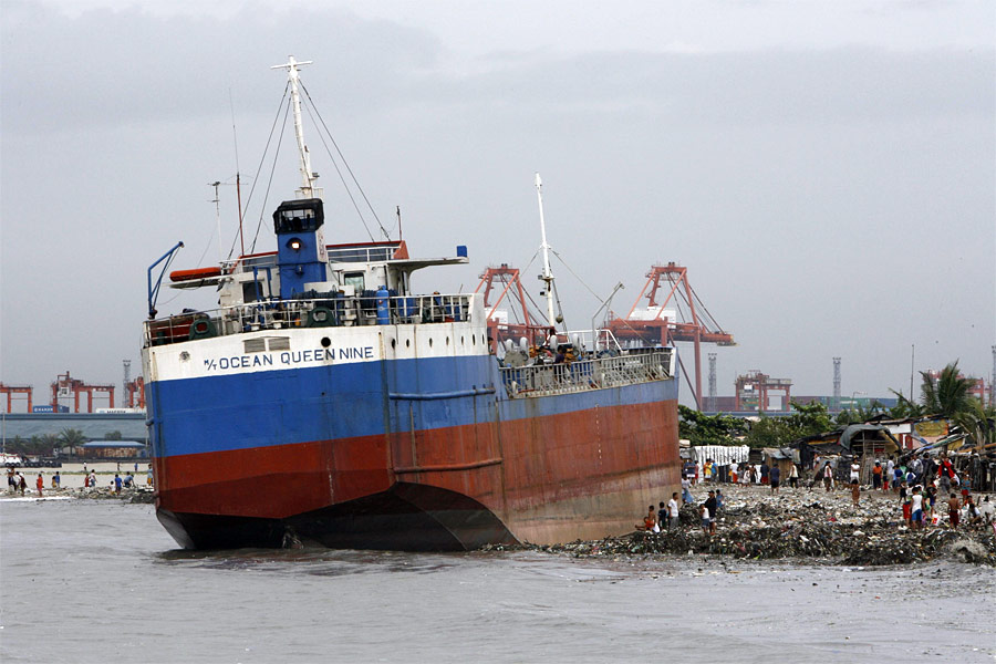 Танкер, выброшенный на берег тайфуном «Несат». © Romeo Ranoco/Reuters