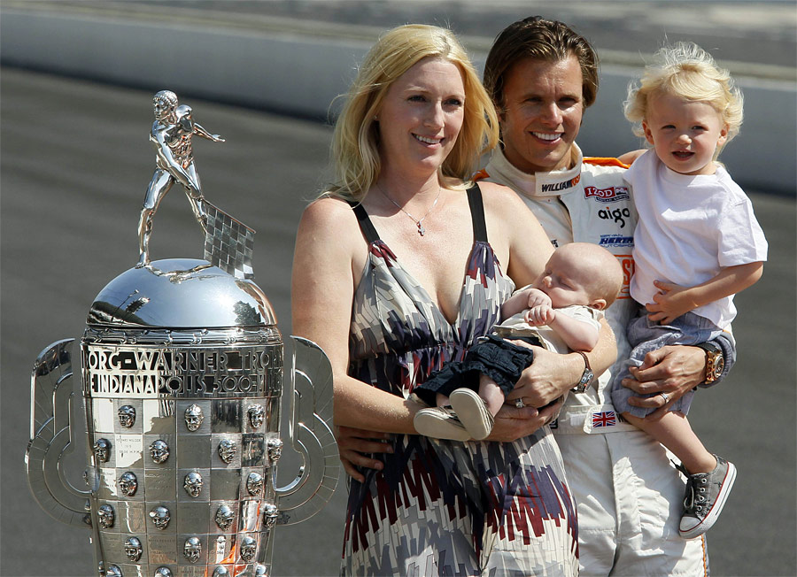 Пилот Дэн Уилдон с семьей после победы в гонке  Indianapolis 500 в мае 2011 года. © Jeff Haynes/Reuters