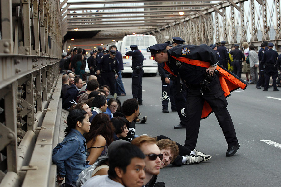Арестованные демонстранты на Бруклинском мосту. Фото REUTERS/Jessica Rinaldi