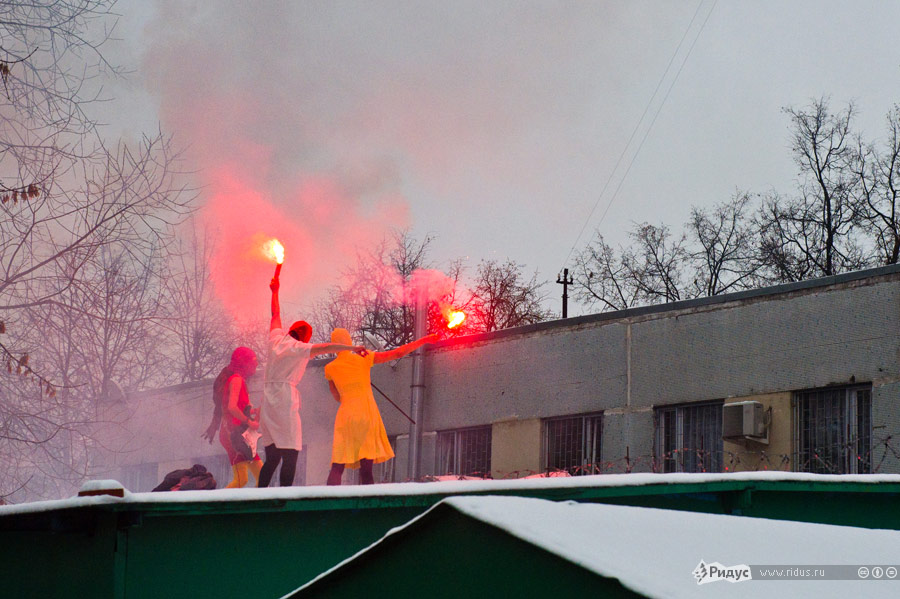 Акция группы Pussy Riot у спецприемника на Симферопольском бульваре. © Илья Варламов/Ridus.ru