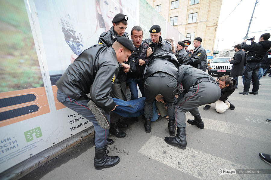 Полиция разгоняет митинг оппозиции. Фото от 27 сентября 2011 года. © Антон Белицкий/Ridus.ru