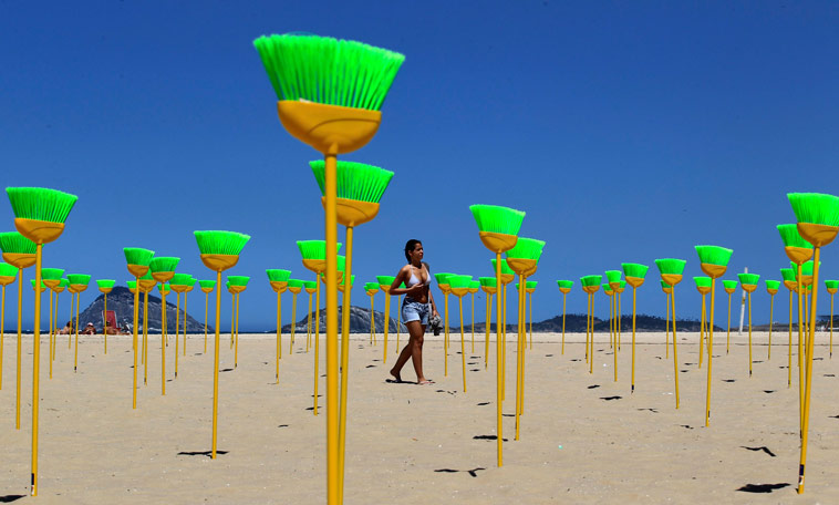 594 метлы воткнуты в песок на пляже Рио-де-Жанейро в знак протеста против коррупции. © Sergio Moraes/Reuters
