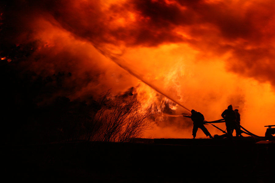 Пожар на складе лесоматериалов в Архангельске. © Павел Кононов/РИА Новости