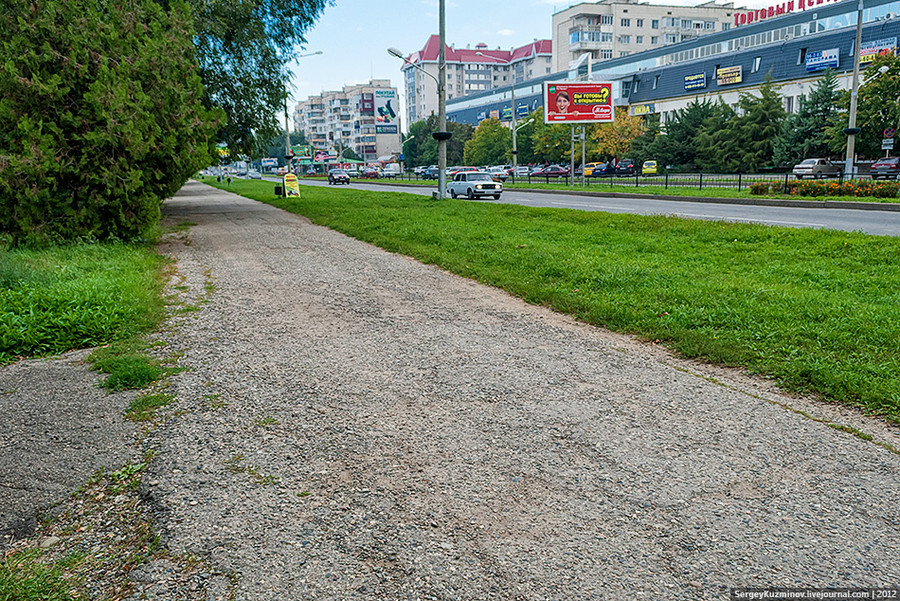 47. Безобразный тротуар с выщербленным асфальтовым покрытием в самом центре города на ул. Гагарина. Ежедневно здесь проходят тысячи горожан.