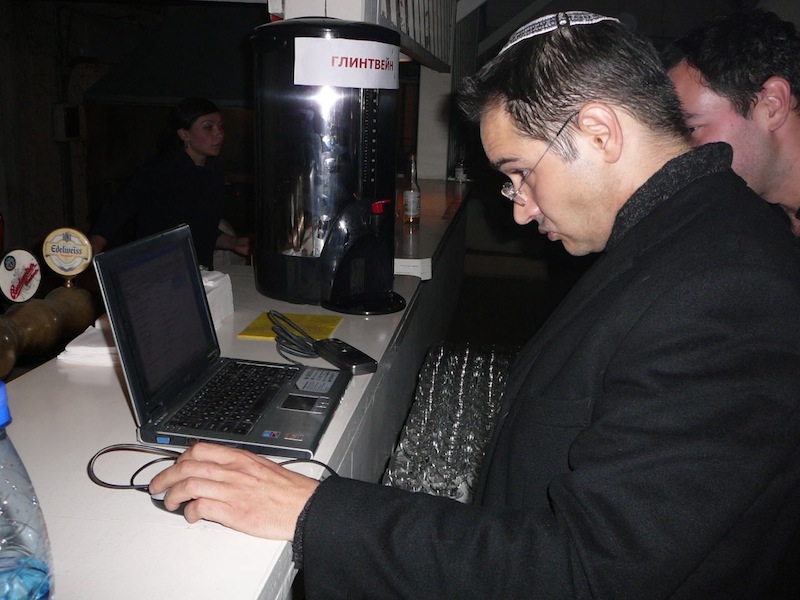 Антон Носик с компьютером. Фото с сайта commons.wikimedia.org