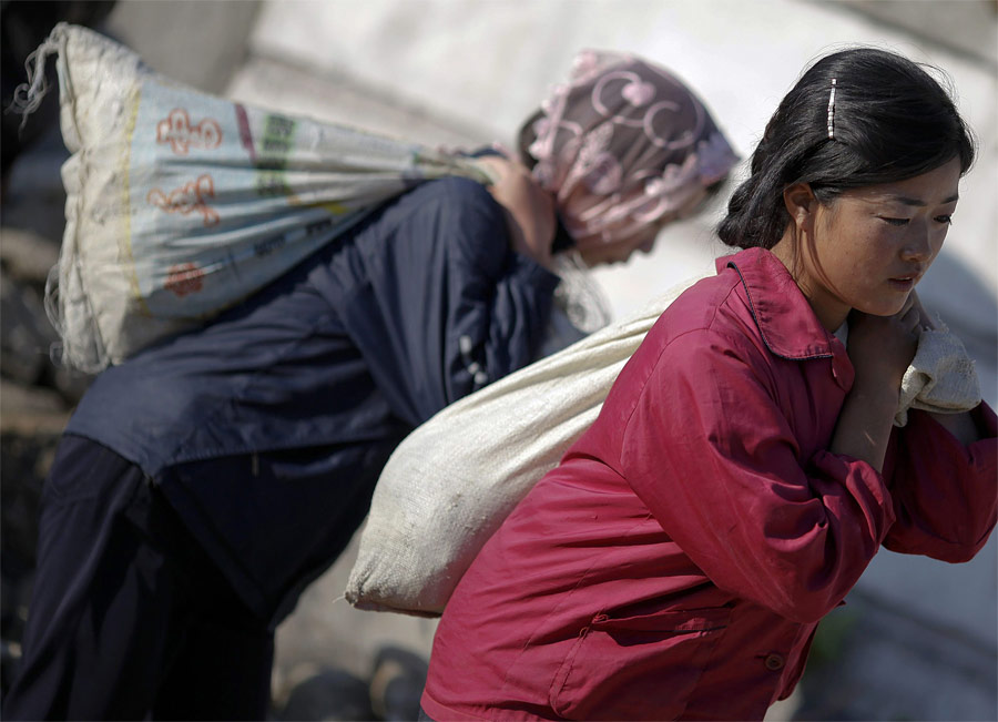 Студентки во время починки трубопровода в Хэджу. © Damir Sagolj/Reuters