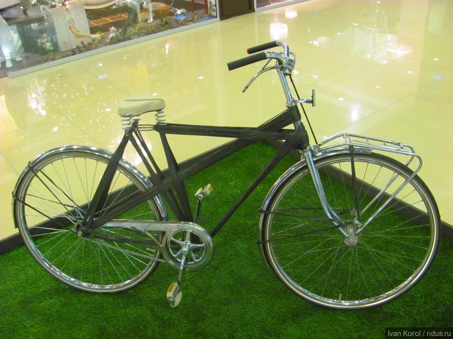 Тьирд Венховен «Угольный велосипед».  Этот велосипед создан из использованных за последний год частей велосипеда. Различные части связываются вместе углеродными нитями и замораживаются с помощью эпоксидной смолы.   