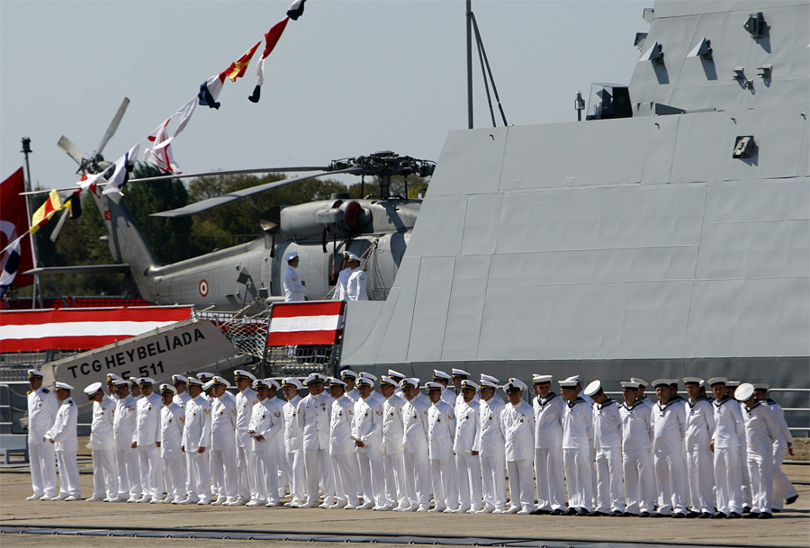 Передача военному флоту корабля Хейбелиада. © OSMAN ORSAL/Reuters