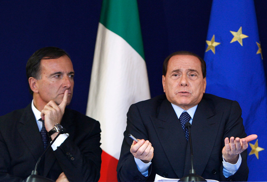 Министр иностранных дел Италии Марко Фраттини (слева) и премьер-министр Италии Сильвио Берлускони (справа). © Yves Herman/Reuters