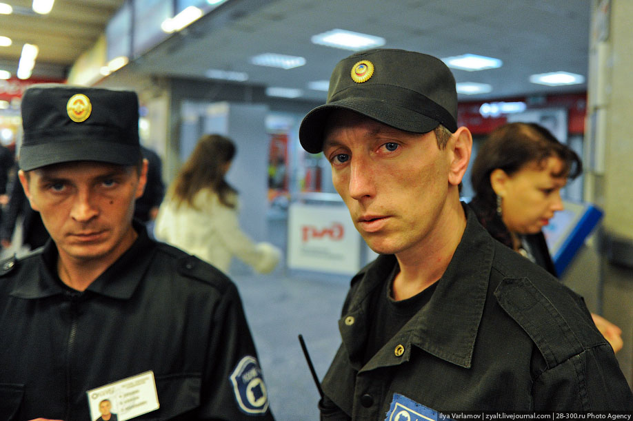 Охранники частного охранного предприятия на Курском вокзале. © Илья Варламов