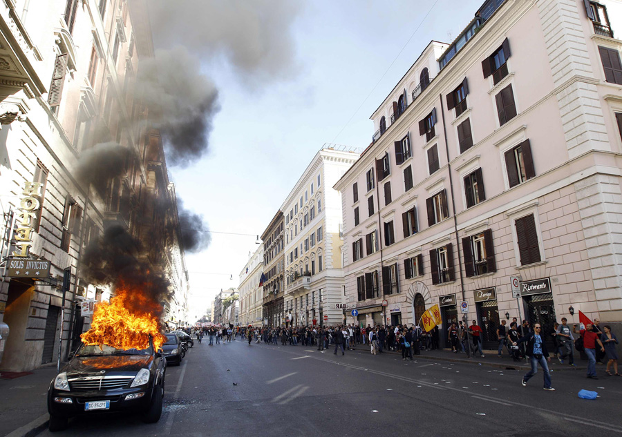 Горящая машина на улице Рима. © Max Rossi/Reuters