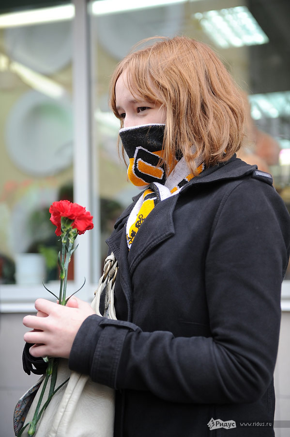 Девушка во время акции националистов на Чистых Прудах.