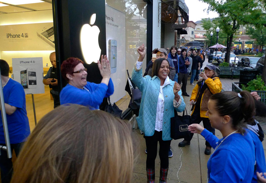 Первая обладательница нового Iphone 4S в американском Apple Store в штате Вирджиния. © Jason Reed/Reuters