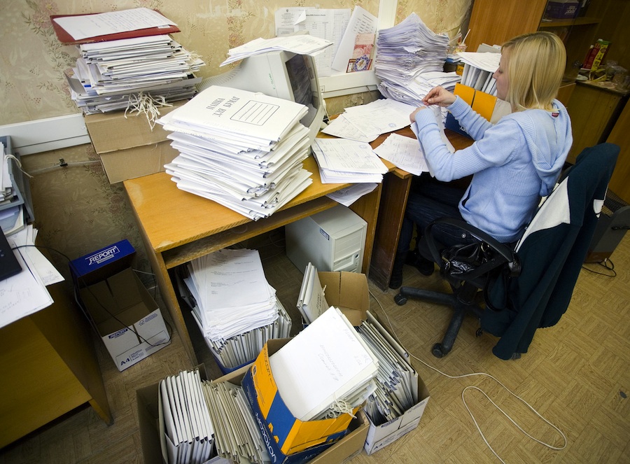 Сотрудник налоговой службы разбирает документы. © Александр Алпаткин/ИТАР-ТАСС
