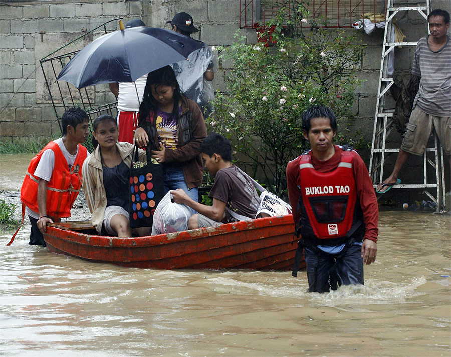 Эвакуация местных жителей из зоны затопления. © Cheryl Ravelo/Reuters