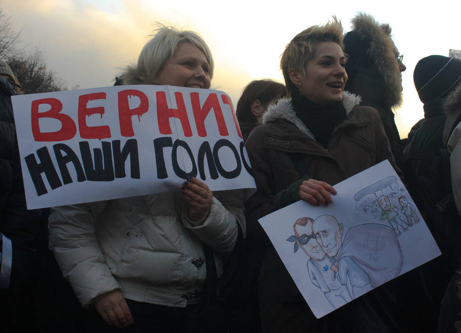 митингующие с плакатами. Александрина Елагина