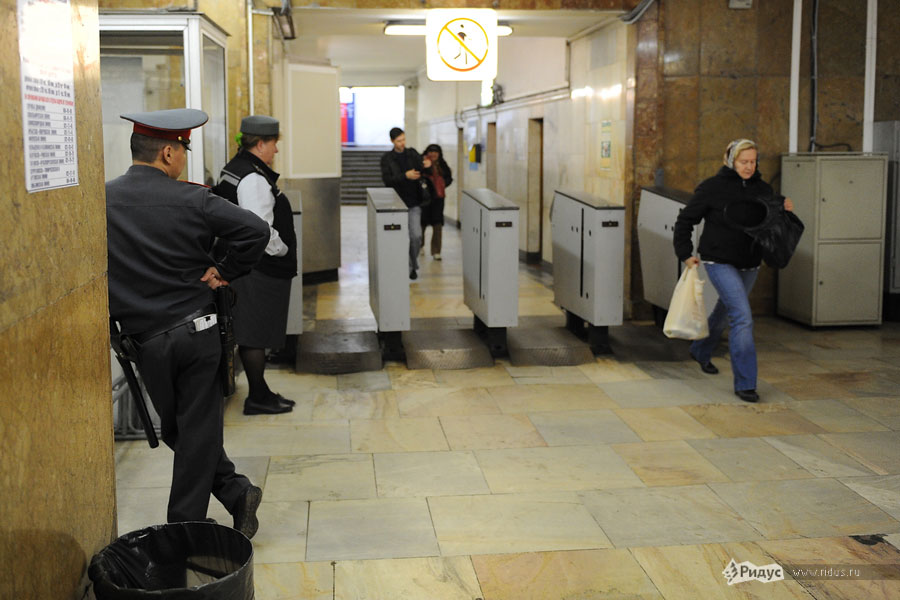 Полицейские разыскивают зайцев в метро. © Антон Белицкий/Ridus.ru